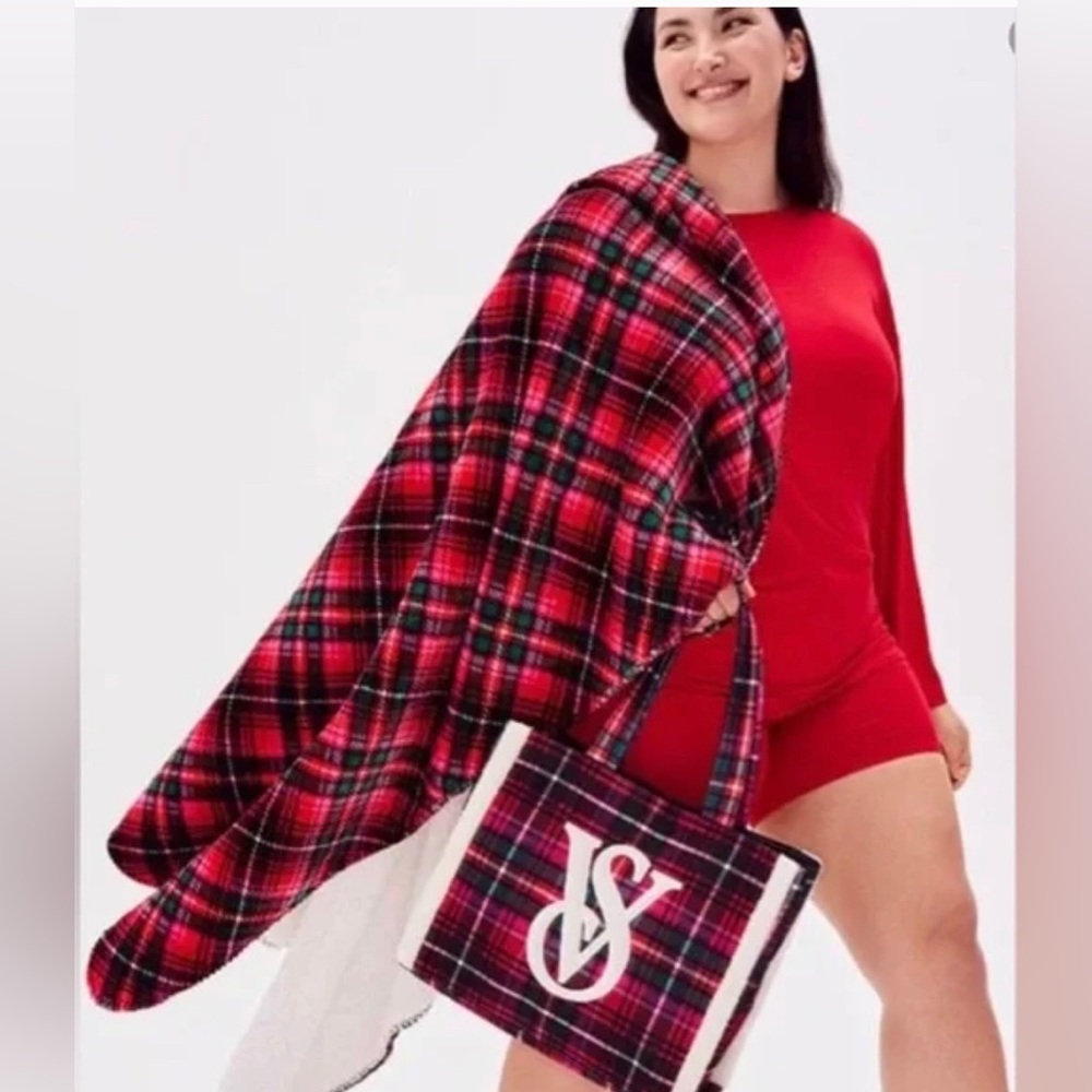 Victoria’s Secret 2022 Holiday Tote and Blanket - Picture 2 of 4